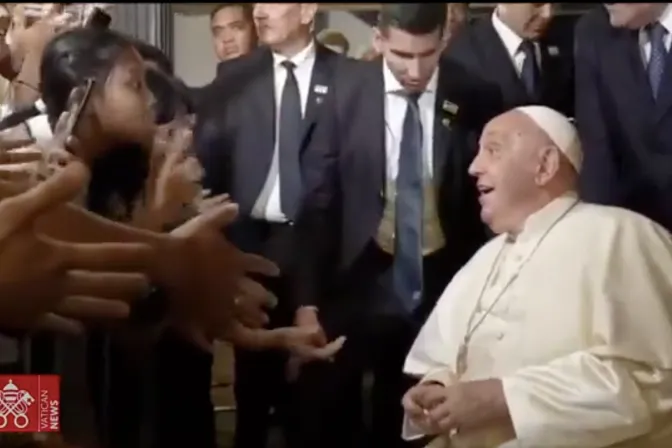 El Papa Francisco reconoce a una niña indonesia entre la multitud