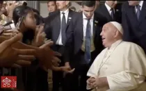 El Papa Francisco reconoce a una niña indonesia entre la multitud