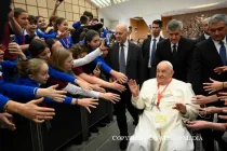 El Papa Francisco recibe a los miembros a la Federación Internacional Pueri Cantores el 30 de diciembre de 2023.