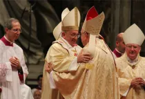 El Papa Francisco saluda al nuevo Obispo, Mons. Fernando Vérgez (foto ACI Prensa)