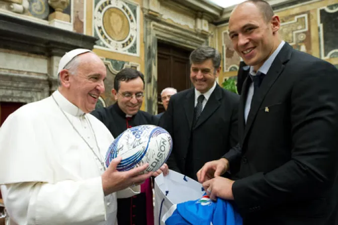 VIDEO: El Papa: Como en el rugby correr juntos hacia la meta de la vida