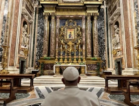 El Papa visita Santa María la Mayor y reza a la Virgen tras su viaje a Marsella