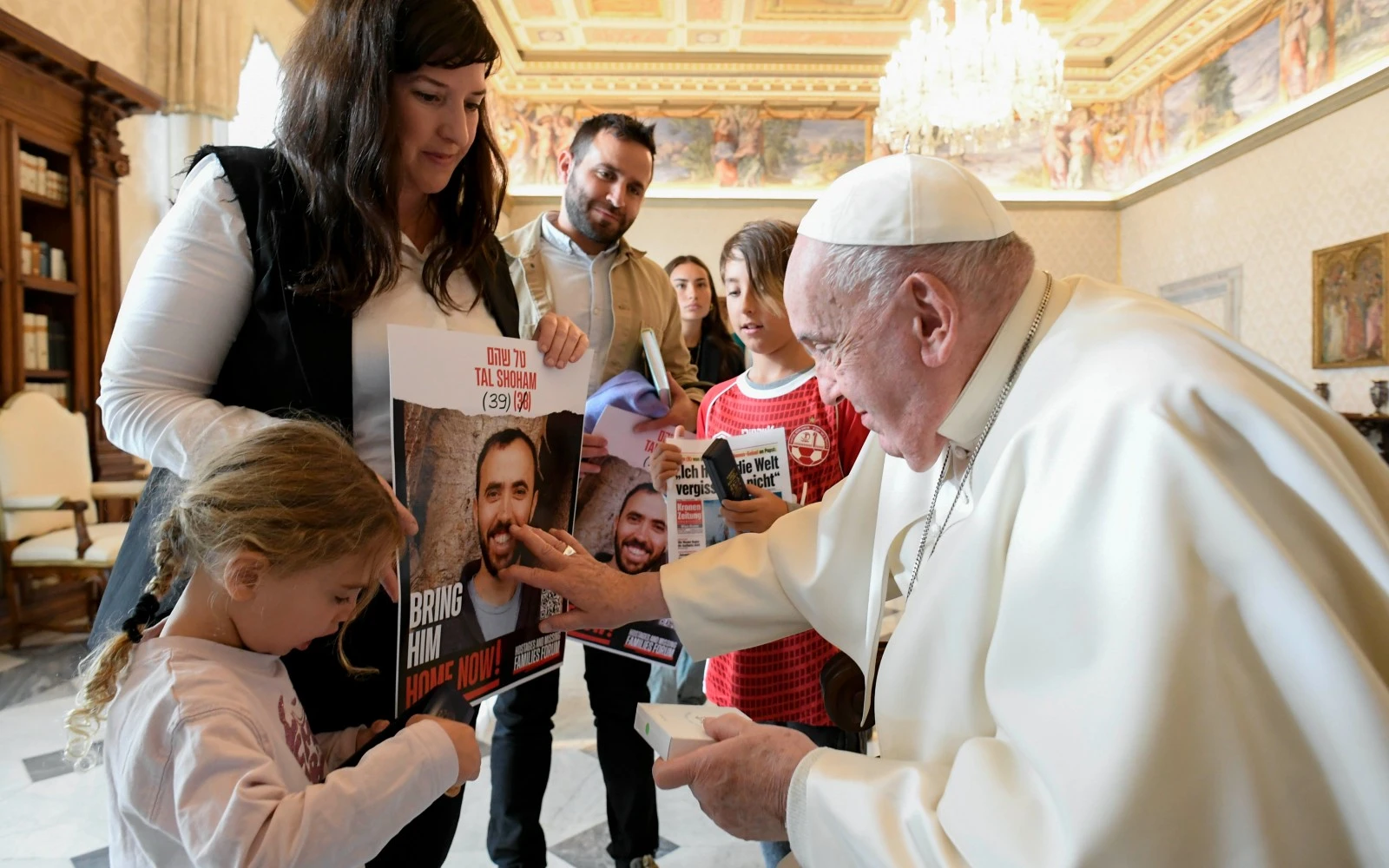 El Papa Francisco bendice carteles con fotografías de los secuestrados por Hamás?w=200&h=150