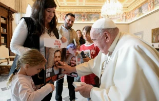 El Papa Francisco bendice carteles con fotografías de los secuestrados por Hamás Crédito: Vatican Media