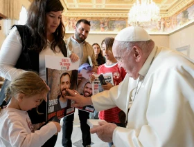 El Papa Francisco recibe en el Vaticano a rehenes israelíes de Hamás liberados en Gaza