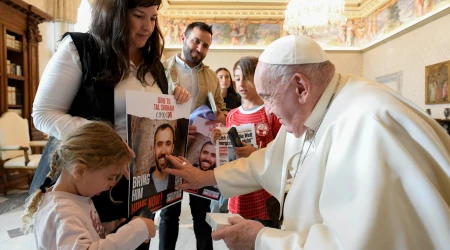 El Papa Francisco bendice carteles con fotografías de los secuestrados por Hamás