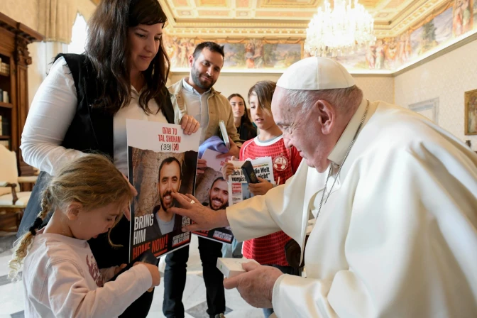 El Papa Francisco bendice carteles con fotografías de los secuestrados por Hamás