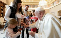 El Papa Francisco bendice carteles con fotografías de los secuestrados por Hamás