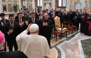 El Papa Francisco recibió en audiencia en el Vaticano a la comunidad del Seminario de Burgos, en España, el 27 de abril de 2024. Crédito: Vatican Media