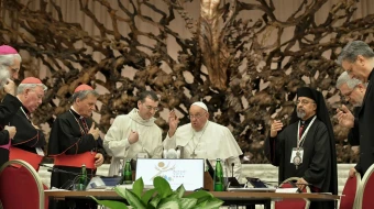 El Papa Francisco da la bendición a los participantes en la clausura del Sínodo sobre la Sinodalidad en el Vaticano el 26 de octubre de 2024.