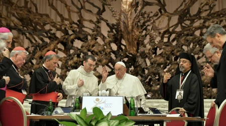 El Papa Francisco da la bendición a los participantes en la clausura del Sínodo sobre la Sinodalidad en el Vaticano el 26 de octubre de 2024.