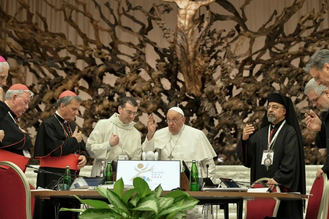 El Papa Francisco da la bendición a los participantes en la clausura del Sínodo sobre la Sinodalidad en el Vaticano el 26 de octubre de 2024.