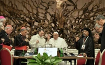 El Papa Francisco da la bendición a los participantes en la clausura del Sínodo sobre la Sinodalidad en el Vaticano el 26 de octubre de 2024.