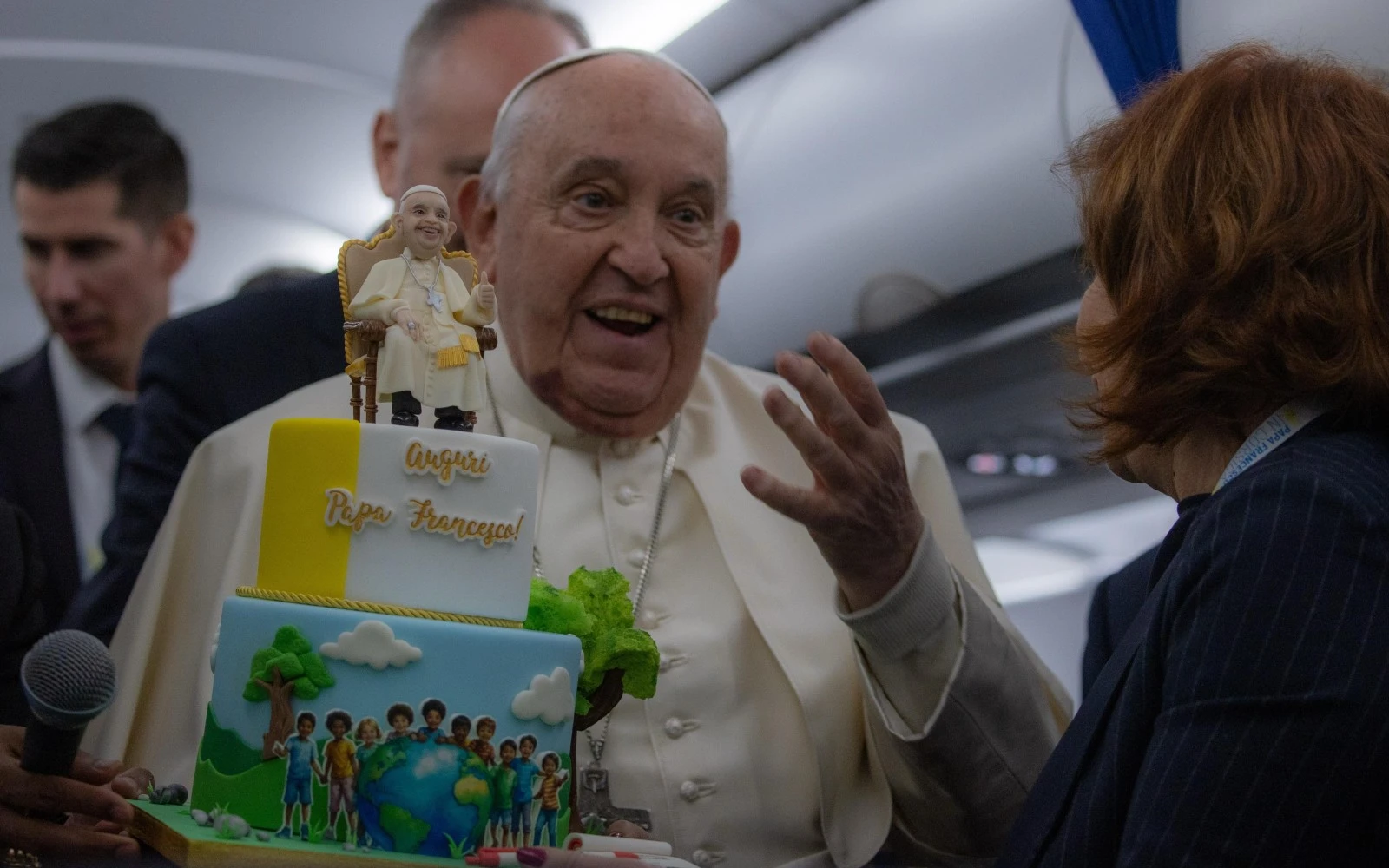 El Papa Francisco recibe una tarta de cumpleaños durante el vuelo de regreso de Córcega el 15 de diciembre?w=200&h=150