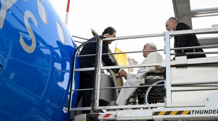 El Papa Francisco llega al avión que le traslada a Córcega