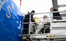 El Papa Francisco llega al avión que le traslada a Córcega