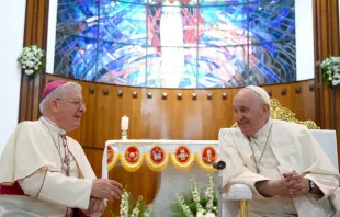El Papa Francisco con Mons. Paul Hinder en la iglesia del Sagrado Corazón de Bahrein. Crédito: Vatican Media 