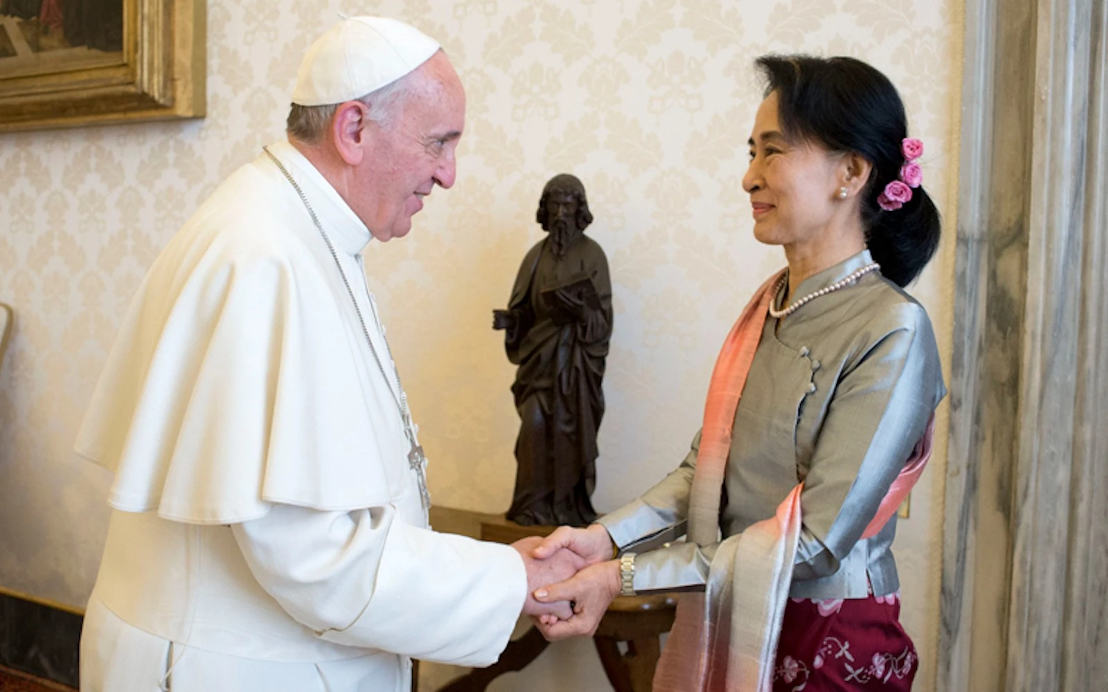 El Papa Francisco con Aung San Suu Kyi en el Vaticano en octubre de 2013?w=200&h=150