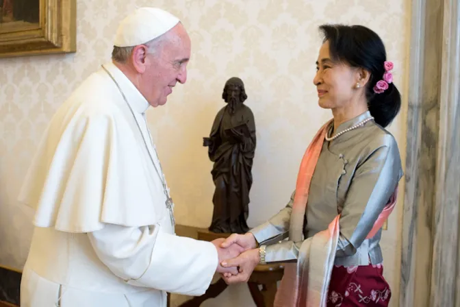 El Papa Francisco con Aung San Suu Kyi en el Vaticano en octubre de 2013