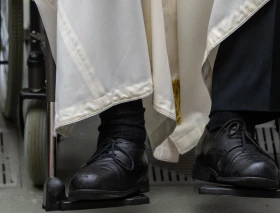 El Papa Francisco dona sus zapatos a un hombre sin hogar