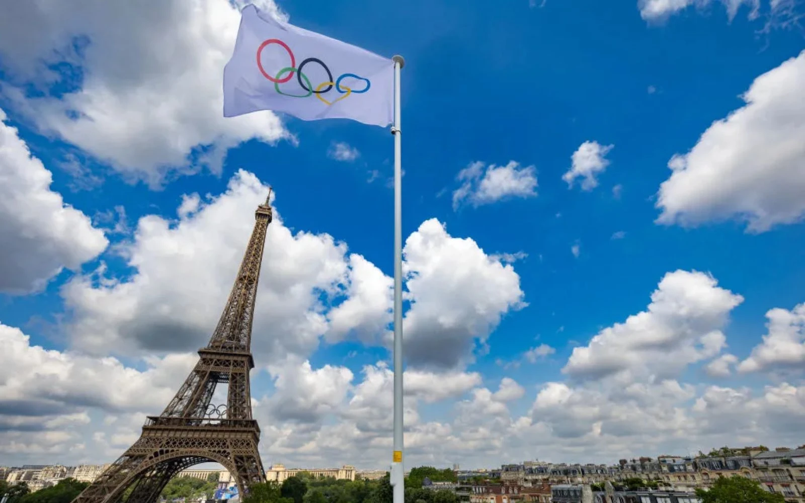 La bandera olímpica ondea durante una sesión de práctica en el estadio Torre Eiffel de París el 24 de julio de 2024, antes de los Juegos Olímpicos de 2024.?w=200&h=150