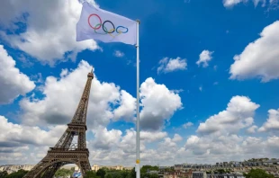 La bandera olímpica ondea durante una sesión de práctica en el estadio Torre Eiffel de París el 24 de julio de 2024, antes de los Juegos Olímpicos de 2024. Crédito: ODD ANDERSEN/AFP vía Getty Images.