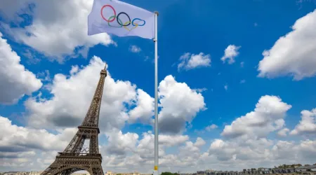 Bandera olímpica en París 2024
