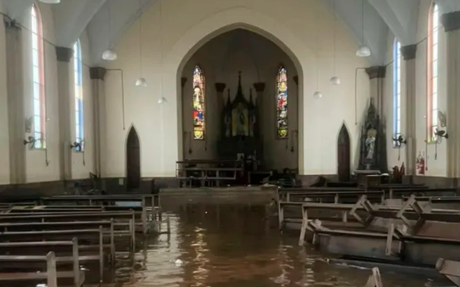 Parte interna inundada de la parroquia Imaculada Conceição, en el barrio de Rio Branco, en el municipio de Canoas (RS).?w=200&h=150