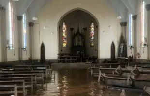 Parte interna inundada de la parroquia Imaculada Conceição, en el barrio de Rio Branco, en el municipio de Canoas (RS). Crédito: Cortesía.