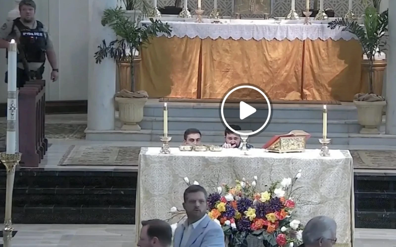 Los fieles y la policía de la iglesia católica de Santa María Magdalena en Abbeville, Louisiana (Estados Unidos), impidieron que un adolescente armado con un rifle ingresara durante la Misa de Primera Comunión, el 11 de mayo.?w=200&h=150