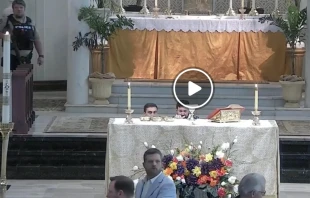 Los fieles y la policía de la iglesia católica de Santa María Magdalena en Abbeville, Louisiana (Estados Unidos), impidieron que un adolescente armado con un rifle ingresara durante la Misa de Primera Comunión, el 11 de mayo. Crédito: Iglesia católica de Santa María Magdalena en Abbeville, Louisiana.