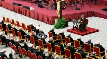 El P. Roberto Pasolini, predicador de la Casa Pontificia, dirige su primera meditación de Adviento.