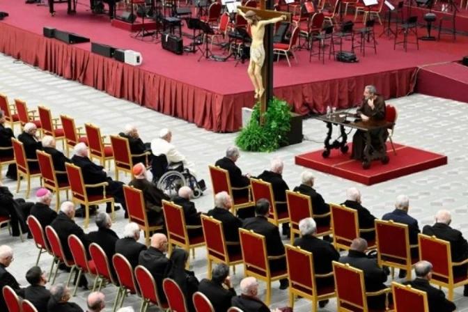 El P. Roberto Pasolini, predicador de la Casa Pontificia, dirige su primera meditación de Adviento.