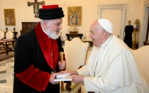 El Papa Francisco recibe a Mar Awa III, Catholicos-Patriarca de la Iglesia Asiria de Oriente