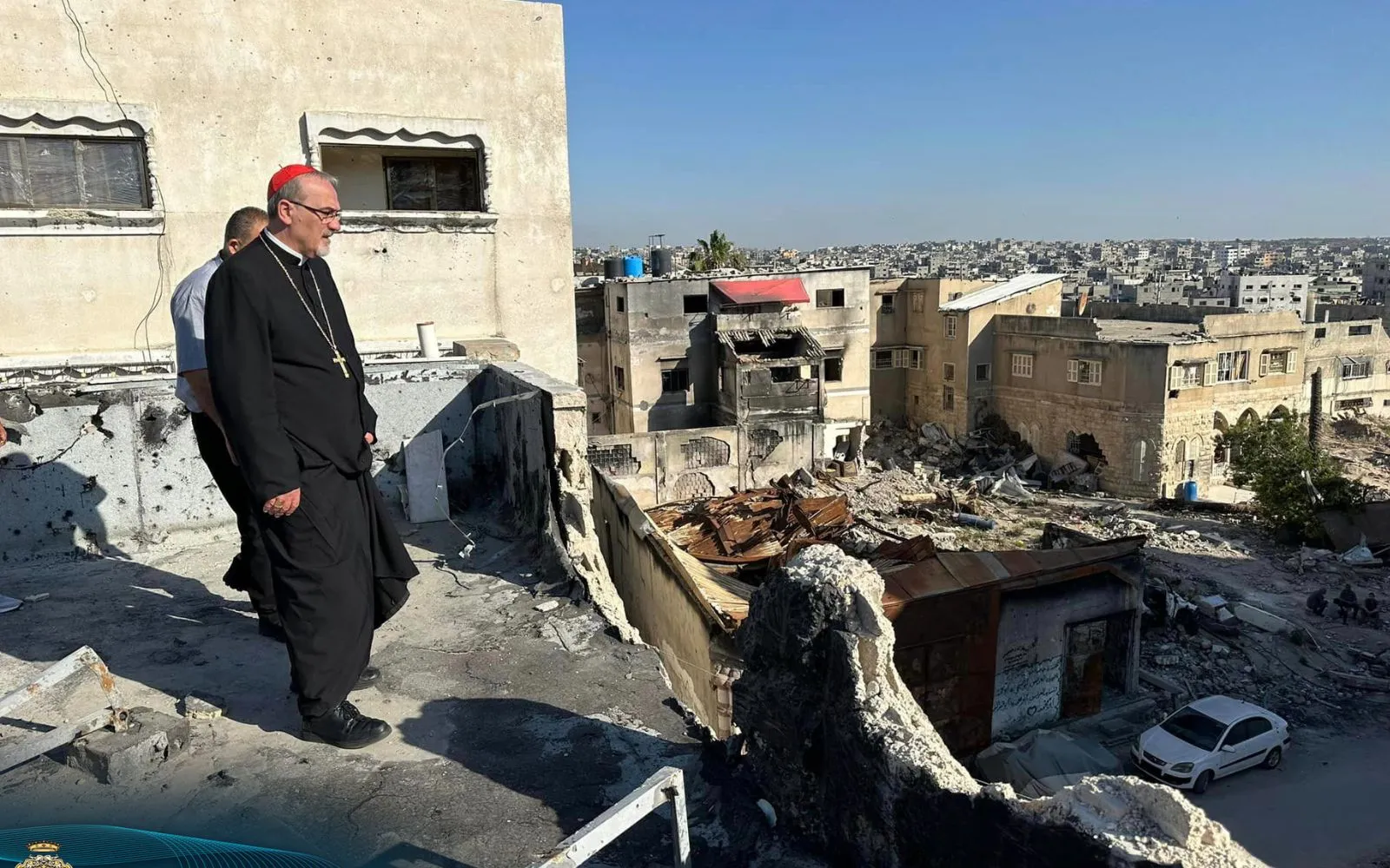 El Cardenal Pizaballa durante su visita a Gaza, en mayo de 2024, observando los destrozos de la guerra.?w=200&h=150