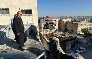 El Cardenal Pizaballa durante su visita a Gaza, en mayo de 2024, observando los destrozos de la guerra. Crédito: Patriarcado Latino de Jerusalén.