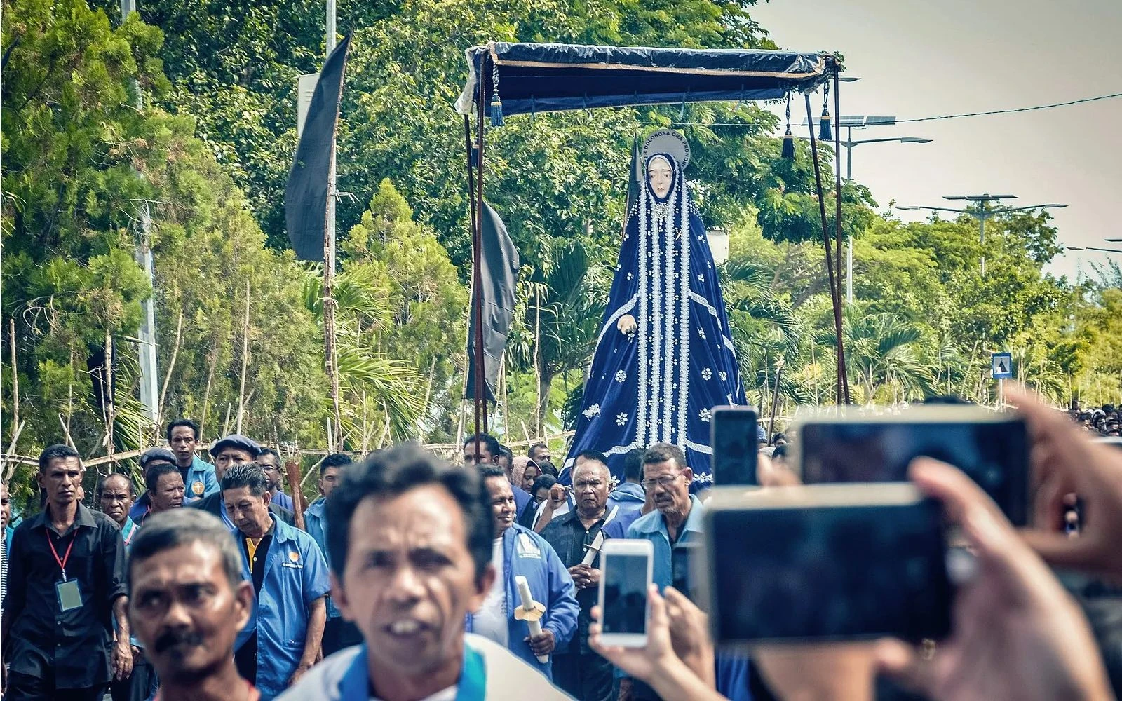 La estatua de Tuan Ma desfila por la ciudad de Larantuka durante las celebraciones de Semana Santa en la isla de Flores.?w=200&h=150