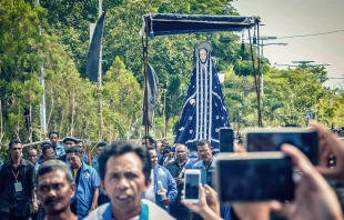 La estatua de Tuan Ma desfila por la ciudad de Larantuka durante las celebraciones de Semana Santa en la isla de Flores. Crédito: Alfonso Giostanov, CC BY-SA 4.0, vía Wikimedia Commons.