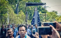 La estatua de Tuan Ma desfila por la ciudad de Larantuka durante las celebraciones de Semana Santa en la isla de Flores.