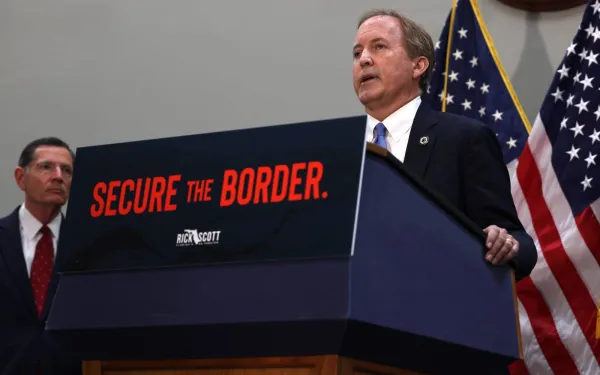 El fiscal general de Texas, Ken Paxton, discutiendo la crisis fronteriza en Washington D.C., el 12 de mayo de 2021. Crédito: Anna Moneymaker/Getty Images.