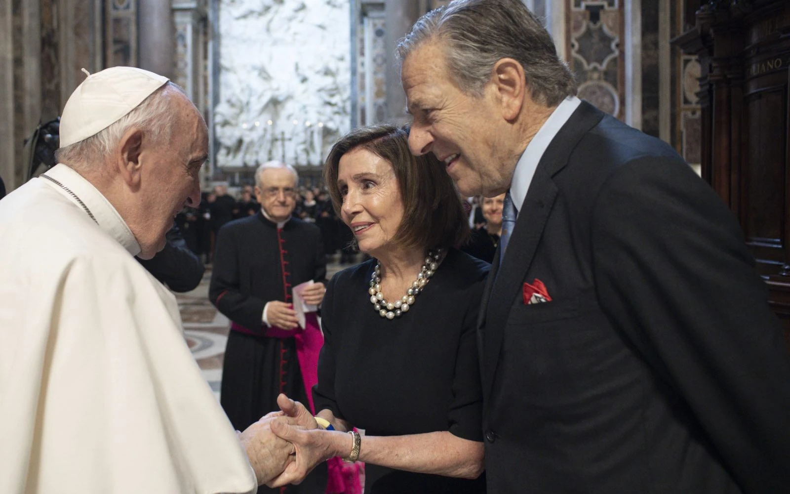 El Papa Francisco habla con la presidenta de la Cámara de Representantes, Nancy Pelosi, y con Paul Pelosi después de la Misa en la Basílica de San Pedro, el 29 de junio de 2022.?w=200&h=150