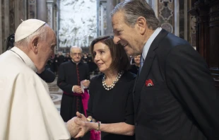 El Papa Francisco habla con la presidenta de la Cámara de Representantes, Nancy Pelosi, y con Paul Pelosi después de la Misa en la Basílica de San Pedro, el 29 de junio de 2022. Crédito: Vatican Media.