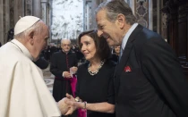 El Papa Francisco habla con la presidenta de la Cámara de Representantes, Nancy Pelosi, y con Paul Pelosi después de la Misa en la Basílica de San Pedro, el 29 de junio de 2022.