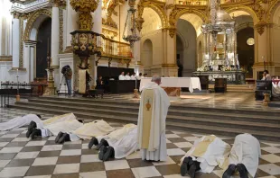 Mons. Javier Martínez y otros sacerdotes postrados en la catedral de Granada (España). Foto: Arzobispado de Granada 