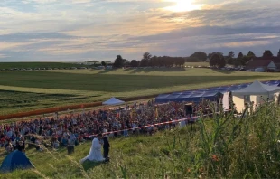 Adoración al Santísimo Sacramento en la ruta de peregrinación a Chartres, 9 de junio de 2019. Crédito: Benjamin Crockett / EWTN.