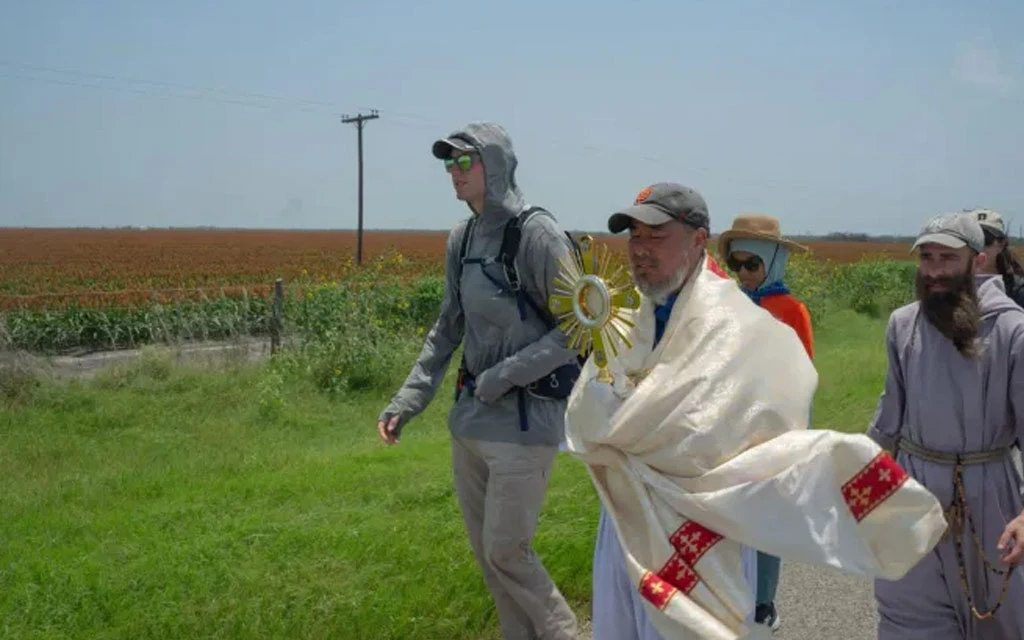 Charlie McCullough, con la capucha gris, camina con la procesión eucarística por el sur de Texas.?w=200&h=150