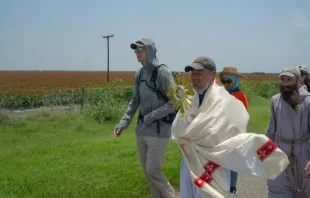 Charlie McCullough, con la capucha gris, camina con la procesión eucarística por el sur de Texas. Crédito: Issy Martin-Dye
