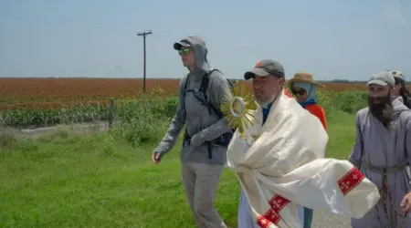 Charlie McCullough, con la capucha gris, camina con la procesión eucarística por el sur de Texas 31052024