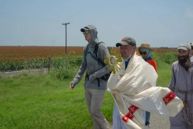Charlie McCullough, con la capucha gris, camina con la procesión eucarística por el sur de Texas 31052024