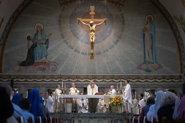 El Arzobispo William Lori celebra Misa en la basílica del Santuario Nacional de Santa Isabel Ann Seton en Emmitsburg, Maryland, el 6 de junio de 2024. Crédito: Jeffrey Bruno